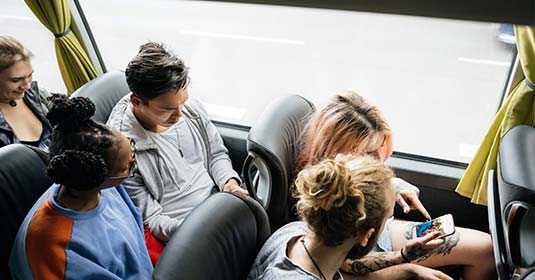 à l'intérieur d'un autocar, des passagers vus de dessus